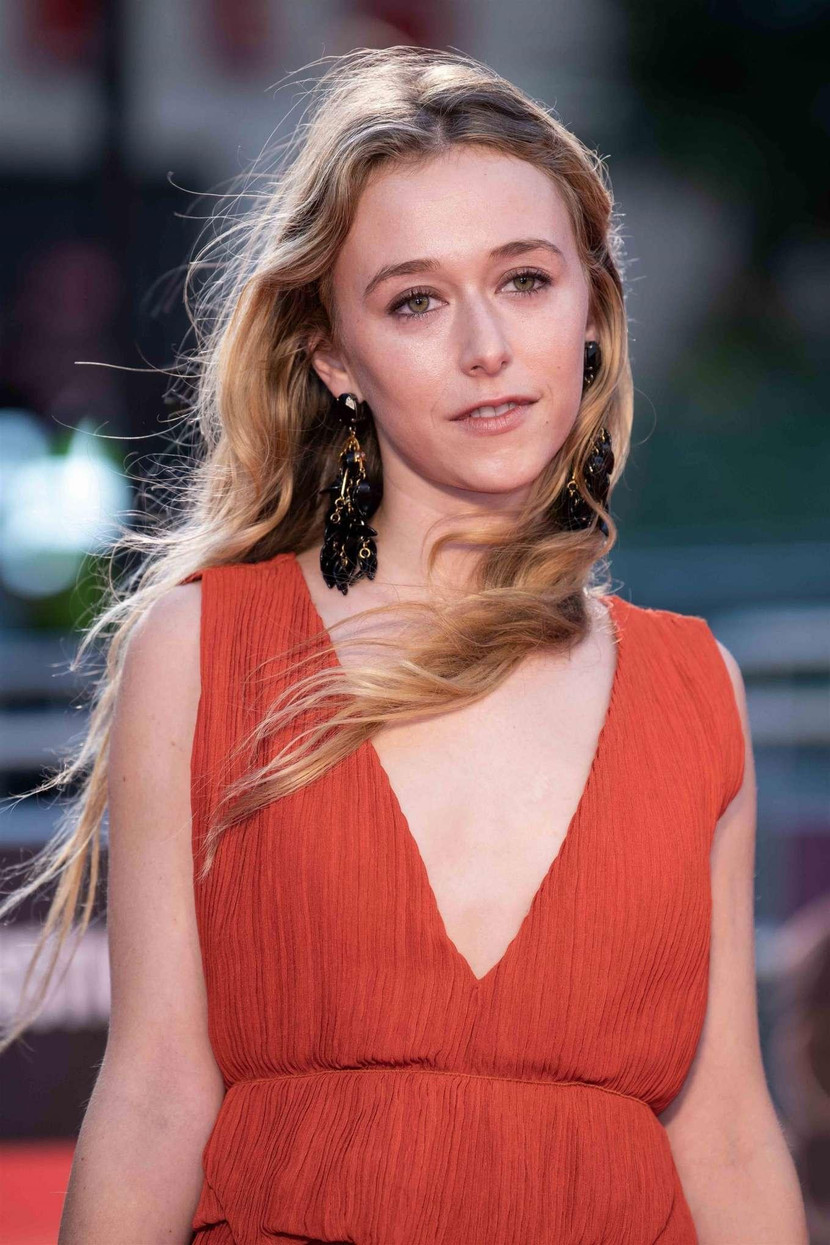 India Ennenga Nữ diễn viên 25 tuổi này sinh ra trong một gia đình giàu truyền thống nghệ thuật (mẹ là nữ đạo diễn Laurie Weltz). Cô theo chân mẹ đóng phim từ bé và dần khẳng định tài nghệ diễn xuất với các phim hài tình cảm (“The Women”, 2008) lẫn dòng phim kinh dị giật gân (như “The Returned” hay “Charlie Says”). Đặc biệt năm 2019, India Ennenga được đạo diễn Martin Scorsese chọn vào vai diễn con gái của trùm tội phạm Frank Sheeran (Robert De Niro đóng) trong phim “The Irishman” đình đám do Netflix đầu tư. Nhân vật Lisa do India thủ vai trong phim “Bẫy trăng máu” có nét ngây thơ nhưng cũng không kém phần bí hiểm và khiến khán giả phải tìm hiểu xem cô có mối liên hệ nào với “quái vật” hay không.