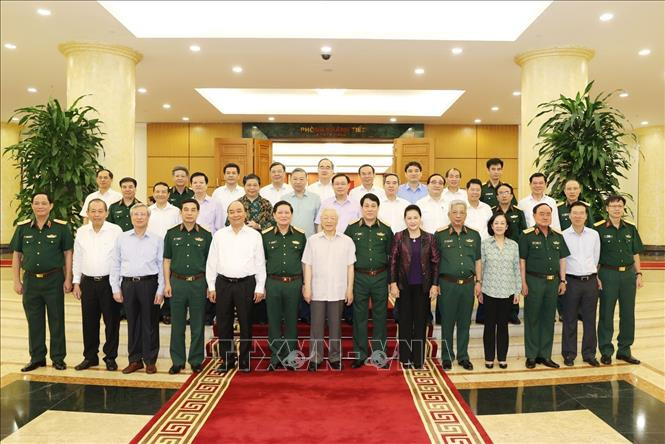 Tổng Bí thư, Chủ tịch nước Nguyễn Phú Trọng, Bí thư Quân ủy Trung ương và các đồng chí Bộ Chính trị chụp ảnh chung với Ban Thường vụ Quân ủy Trung ương
