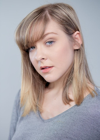 Emmalee Parker Vào vai cô gái Wendy Delaney trong “Bẫy trăng máu”, nữ diễn viên Emmalee Parker (21 tuổi) không hề kém cạnh phần nóng bỏng và xinh đẹp so với 2 bạn diễn đàn chị Katrina Bowden và India Ennenga. Emmalee Parker gắn bó với nghệ thuật từ khi còn nhỏ và bắt đầu đóng phim năm 16 tuổi. Năm 2017, Emmalee đóng phim kinh dị “Mom and Dad” và sang năm 2018 cô có vai nữ chính trong “Rock For Jesus: The Ultimate Comeback” và đóng trong phim kinh dị “The Ghost Beyond”.