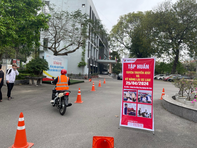 HEAD Việt Long hướng dẫn học viên thực hành trên sân HEAD Việt Long hướng dẫn học viên thực hành trên sân