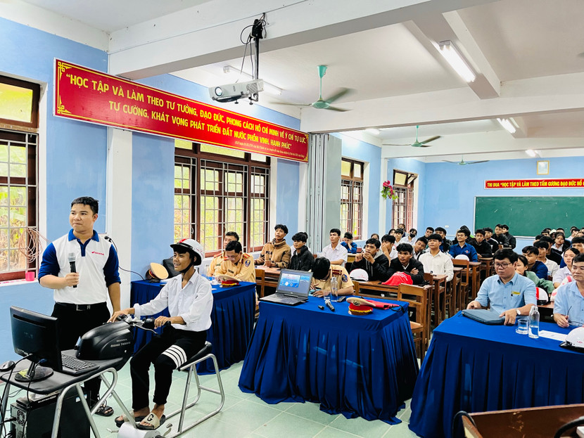 HEAD Lộc Thịnh hướng dẫn học viên thực hành trên máy RT HEAD Lộc Thịnh hướng dẫn học viên thực hành trên máy RT