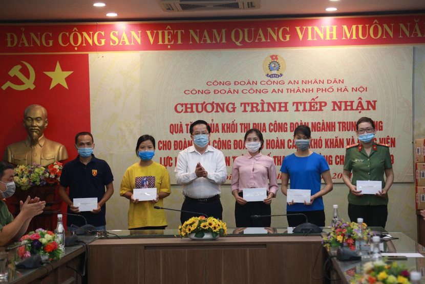 Đại diện lãnh đạo Khối thi đua Công đoàn ngành Trung ương trao quà cho 5 đoàn viên Công đoàn CATP Hà Nội có hoàn cảnh khó khăn Đại diện lãnh đạo Khối thi đua Công đoàn ngành Trung ương trao quà cho 5 đoàn viên Công đoàn CATP Hà Nội có hoàn cảnh khó khăn