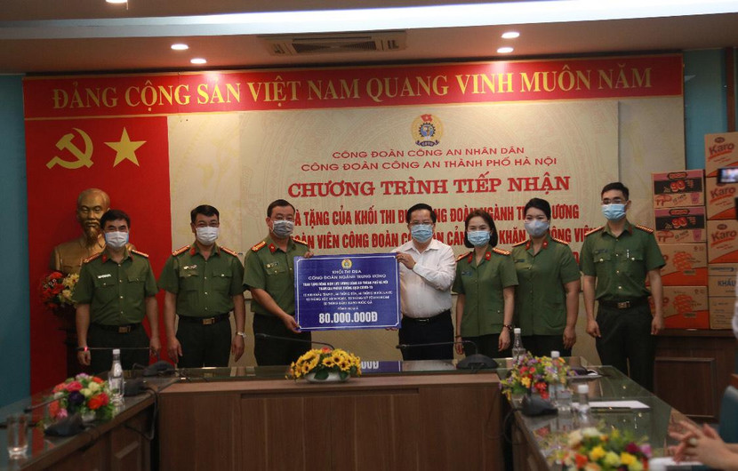 Trao phần quà hỗ trợ lực lượng tham gia phòng chống dịch Covid-19 của CATP Hà Nội Trao phần quà hỗ trợ lực lượng tham gia phòng chống dịch Covid-19 của CATP Hà Nội
