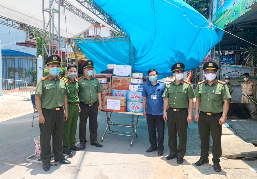 Đoàn công tác tặng quà chốt trực bảo vệ khu cách ly tại thị xã Sơn Tây Đoàn công tác tặng quà chốt trực bảo vệ khu cách ly tại thị xã Sơn Tây