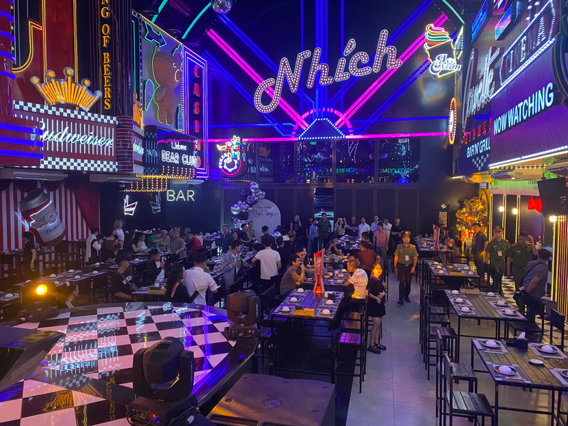 Mặc dù kinh doanh mặt hàng ăn uống nhưng thời điểm kiểm tra, cơ sở kinh doanh Nhích Beer lại không xuất trình được Giấy chứng nhận đủ điều kiện về an toàn thực phẩm