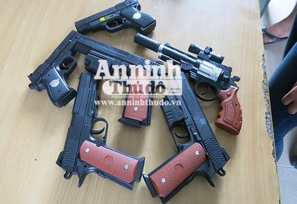 Phát hiện xe tải chở đầy súng đồ chơi, trông như súng thật ảnh 4