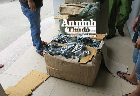 Phát hiện xe tải chở đầy súng đồ chơi, trông như súng thật ảnh 3