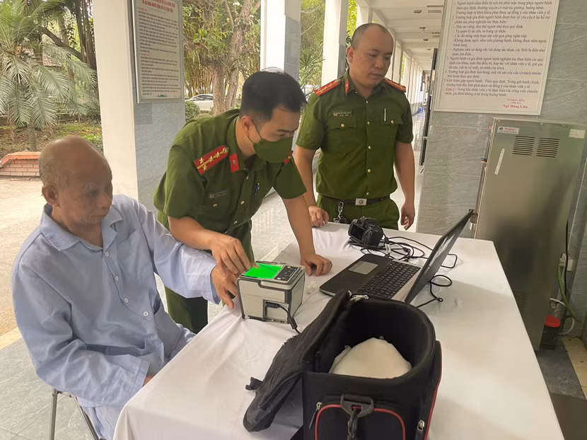 Đại úy Đào Văn Khánh luôn gần gũi với người dân ở địa bàn phụ trách Đại úy Đào Văn Khánh luôn gần gũi với người dân ở địa bàn phụ trách
