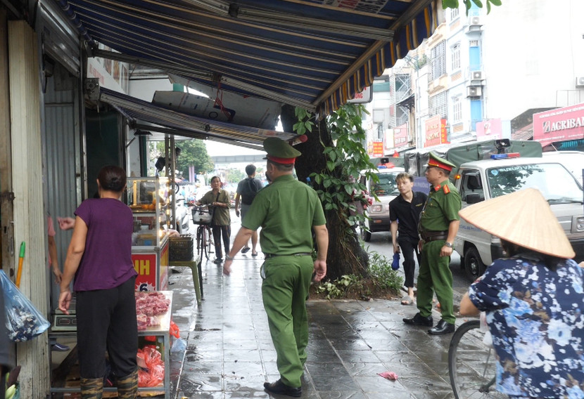 Lực lượng Công an phường tuyên truyền, nhắc nhở các hộ kinh doanh không lấn chiếm vỉa hè, đảm bảo trật tự đô thị trên địa bàn. Lực lượng Công an phường tuyên truyền, nhắc nhở các hộ kinh doanh không lấn chiếm vỉa hè, đảm bảo trật tự đô thị trên địa bàn.
