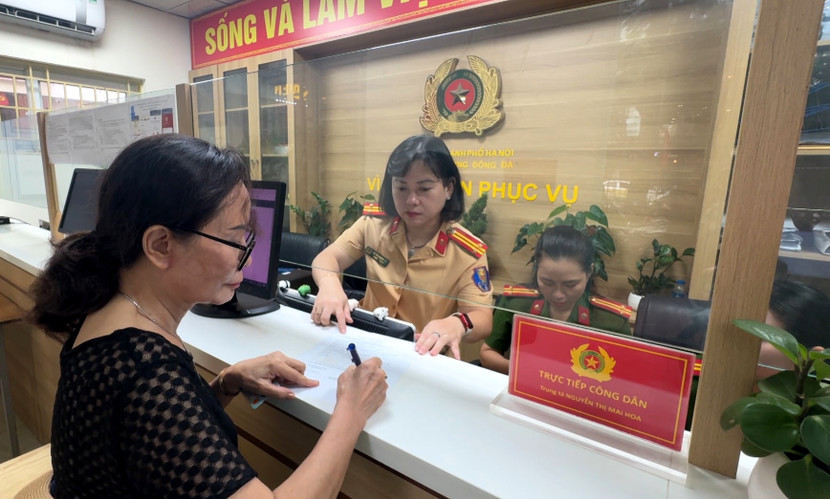 Cán bộ Công an phường tận tình hướng dẫn người dân giải quyết các thủ tục hành chính Cán bộ Công an phường tận tình hướng dẫn người dân giải quyết các thủ tục hành chính