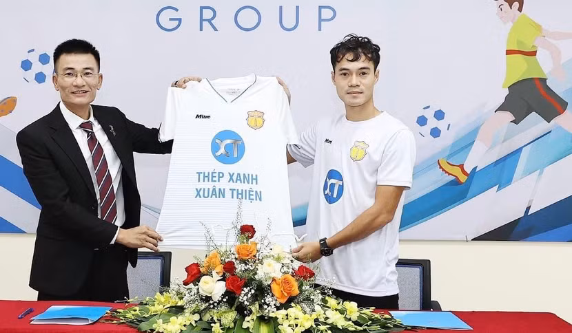 CLB Nam Định ký hợp đồng chiêu mộ Nguyễn Văn Toàn