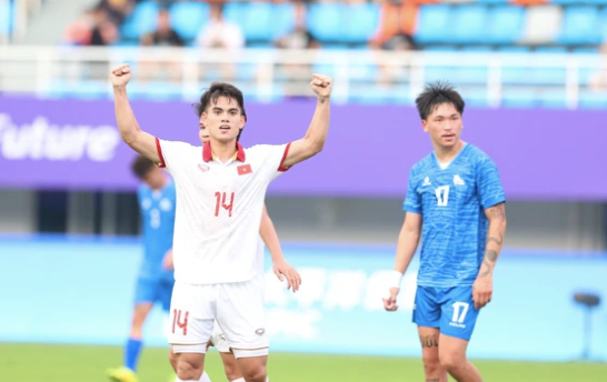 Khuất Văn Khang ăn mừng bàn nâng tỉ số 3-0 (Ảnh: Hoàng Linh/TTVH) Khuất Văn Khang ăn mừng bàn nâng tỉ số 3-0 (Ảnh: Hoàng Linh/TTVH)