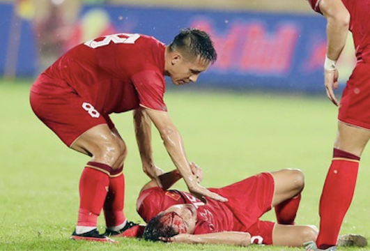 Triệu Việt Hưng chảy máu vùng đầu, phải rời sân bằng cáng Triệu Việt Hưng chảy máu vùng đầu, phải rời sân bằng cáng