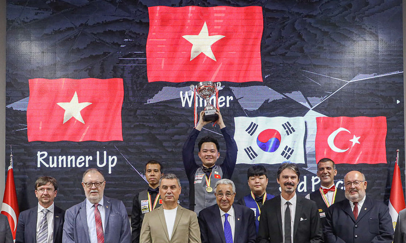 Phương Vinh nâng cao chiéc cúp vô địch thế giới lịch sử