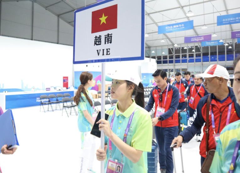 Tình nguyện viên hỗ trợ đoàn thể thao Việt Nam ngay khi đặt chân tới Trung Quốc