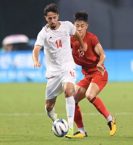 Iran (trái) vượt trội với các bàn thắng liên tiếp vào lưới Olympic Việt Nam (Ảnh: Hoàng Linh/TTVH)
