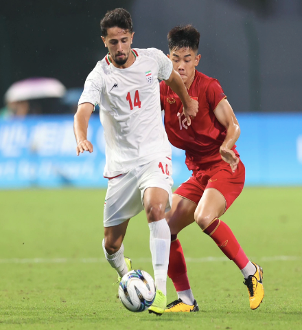 Iran (trái) vượt trội với các bàn thắng liên tiếp vào lưới Olympic Việt Nam (Ảnh: Hoàng Linh/TTVH)