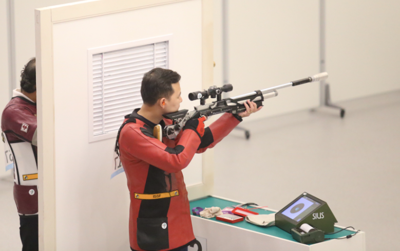 Xạ thủ Ngô Hữu Vương trong phần thi chung kết, chiều 25-9