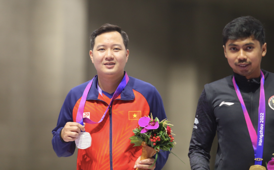 Xạ thủ Ngô Hữu Vương giành huy chương bạc đầu tiên cho đoàn Việt Nam Xạ thủ Ngô Hữu Vương giành huy chương bạc đầu tiên cho đoàn Việt Nam