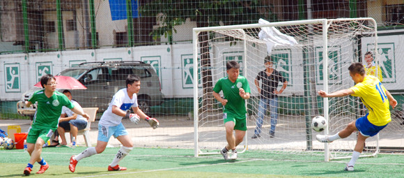 Đội bóng Báo ANTĐ giành vé bán kết Cũng trong sáng nay 15-5, giải bóng đá mini Hội khỏe Hội Nhà báo thành phố Hà Nội mở rộng lần thứ 19 tiếp tục các trận đấu cuối vòng bảng. Đội Báo ANTĐ tiếp tục thể hiện sức mạnh của nhà đương kim vô địch với chiến thắng 4-2 trước đội Sở Thông tin – Truyền thông, qua đó giành vé vào bán kết gặp đội Báo Quân đội nhân dân. Trong khi đó, với chiến thắng tối thiểu 1-0 trước đội Báo Pháp luật và Xã hội, đội Đài PT-TH Hà Nội đã ghi tên mình vào bán kết, gặp đội Trung tâm thông tin truyền thông vì môi trường phát triển. Hai cặp đấu bán kết sẽ diễn ra cùng giờ vào lúc 8h sáng mai 16-5 tại sân vận động Long Biên. Tiền đạo Hồng Quân (áo vàng) ghi bàn thắng ấn định chiến thắng 4-2 cho đội Báo ANTĐ