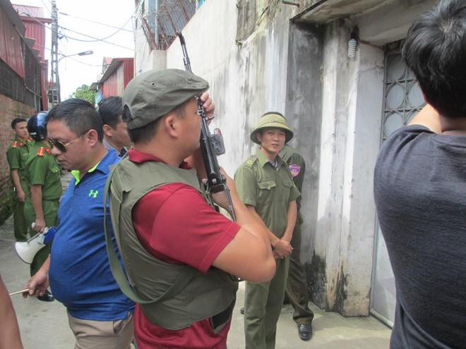Phóng viên An ninh Thủ đô (áo xanh) sát cánh cùng lực lượng Cảnh sát hình sự đặc nhiệm, CATP Hà Nội vây bắt tội phạm Phóng viên An ninh Thủ đô (áo xanh) sát cánh cùng lực lượng Cảnh sát hình sự đặc nhiệm, CATP Hà Nội vây bắt tội phạm