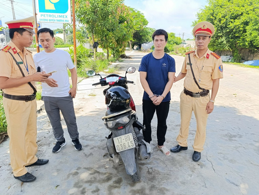 Tổ công tác phát hiện đối tượng nghi vấn nên dừng xe kiểm tra, thu giữ trong người đối tượng một túi heroin