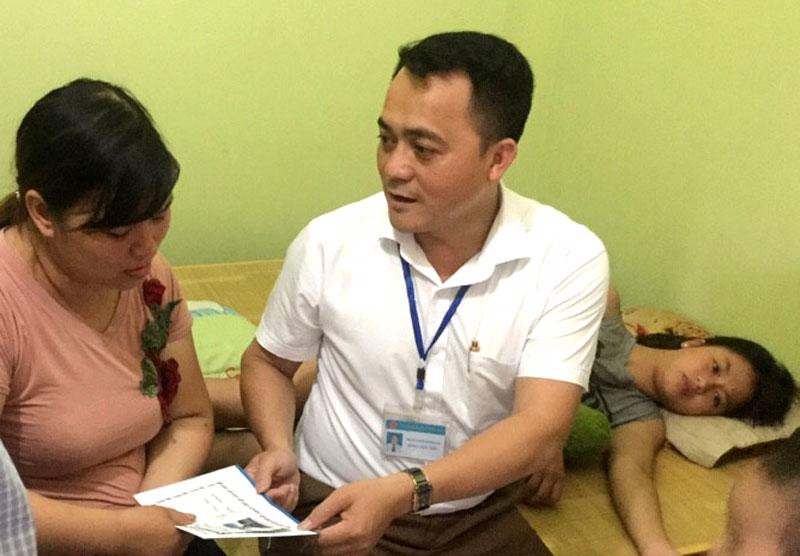 “Đối với tôi, giúp đỡ được những hoàn cảnh khó khăn cũng là một niềm hạnh phúc. Những việc làm của mình cũng là tấm gương để con cái học tập, noi theo” “Đối với tôi, giúp đỡ được những hoàn cảnh khó khăn cũng là một niềm hạnh phúc. Những việc làm của mình cũng là tấm gương để con cái học tập, noi theo”