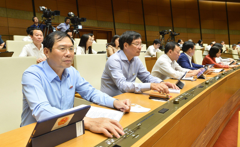 Các ĐBQH biểu quyết thông qua Nghị quyết Các ĐBQH biểu quyết thông qua Nghị quyết