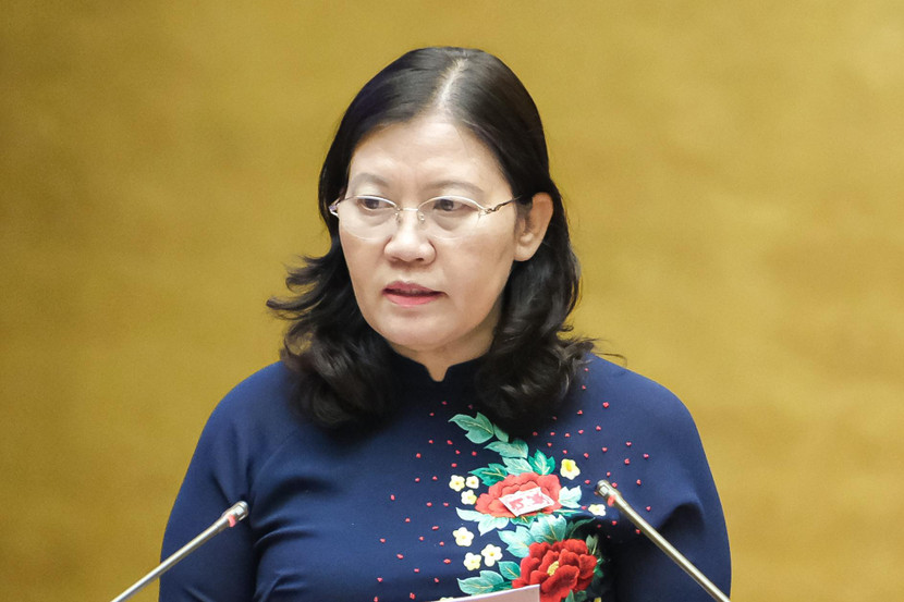 Chủ nhiệm Uỷ ban Tư pháp của Quốc hội Lê Thị Nga trình bày báo cáo thẩm tra Tờ trình