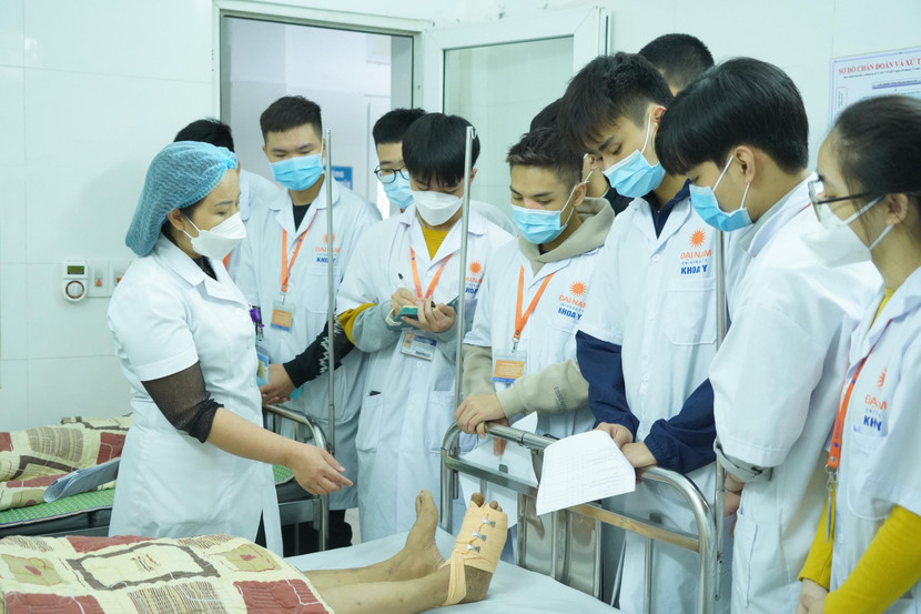 Bác sĩ sau khi học 6 năm ở trường phải mất thêm 18 tháng thực hành mới được hưởng lương bậc 1 (Ảnh minh họa)