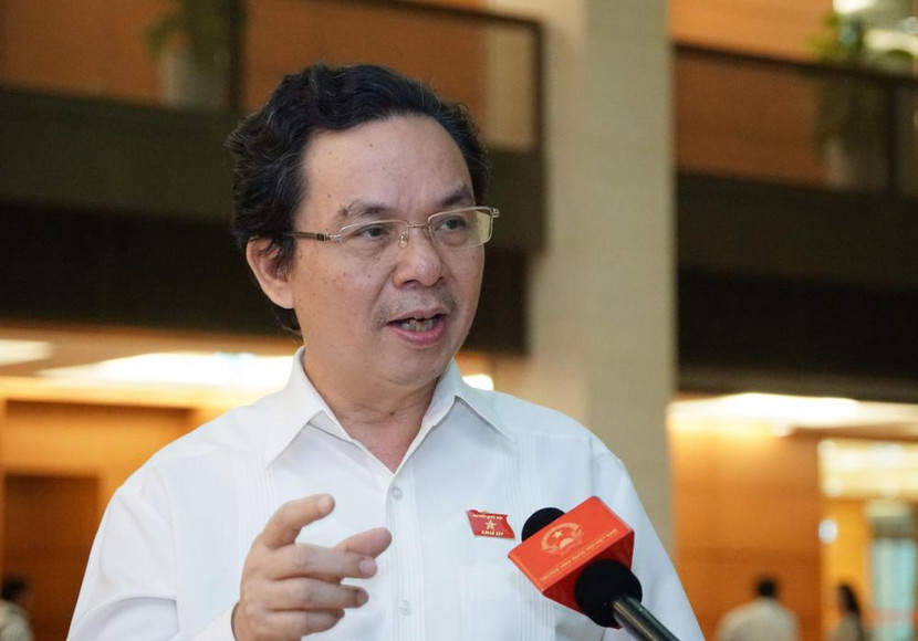 ĐBQH Hoàng Văn Cường tại hành lang Quốc hội ĐBQH Hoàng Văn Cường tại hành lang Quốc hội