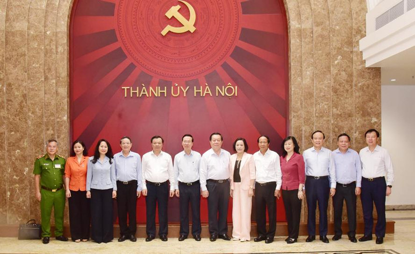 Các đồng chí lãnh đạo Trung ương và thành phố Hà Nội dự hội nghị