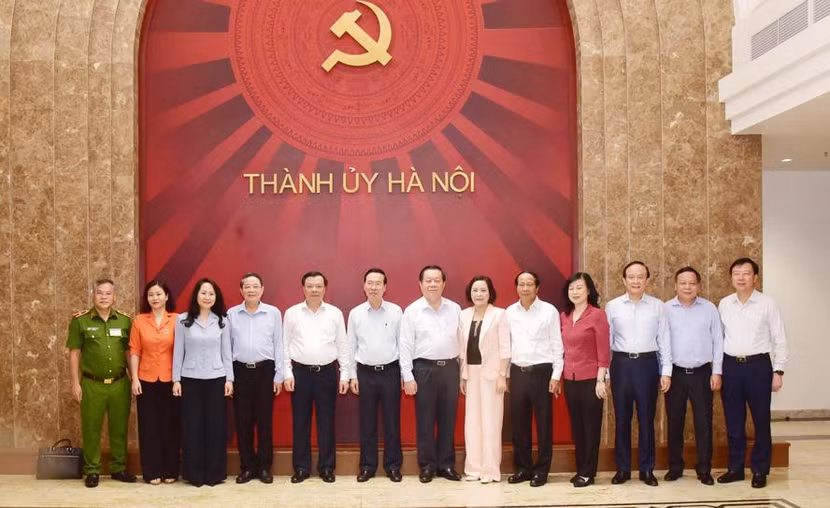 Các đồng chí lãnh đạo Trung ương và thành phố Hà Nội dự hội nghị