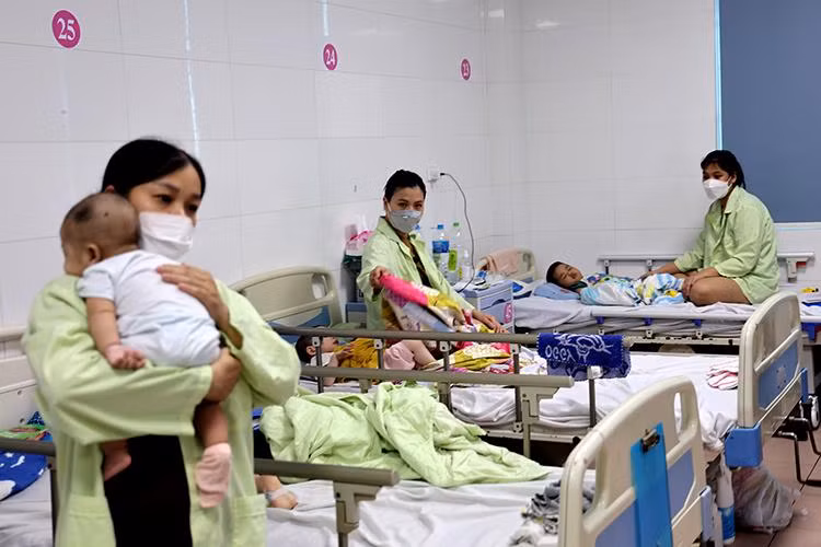 Bệnh nhi điều trị tại Bệnh viện Thanh Nhàn do các bệnh lý liên quan thời tiết gia tăng