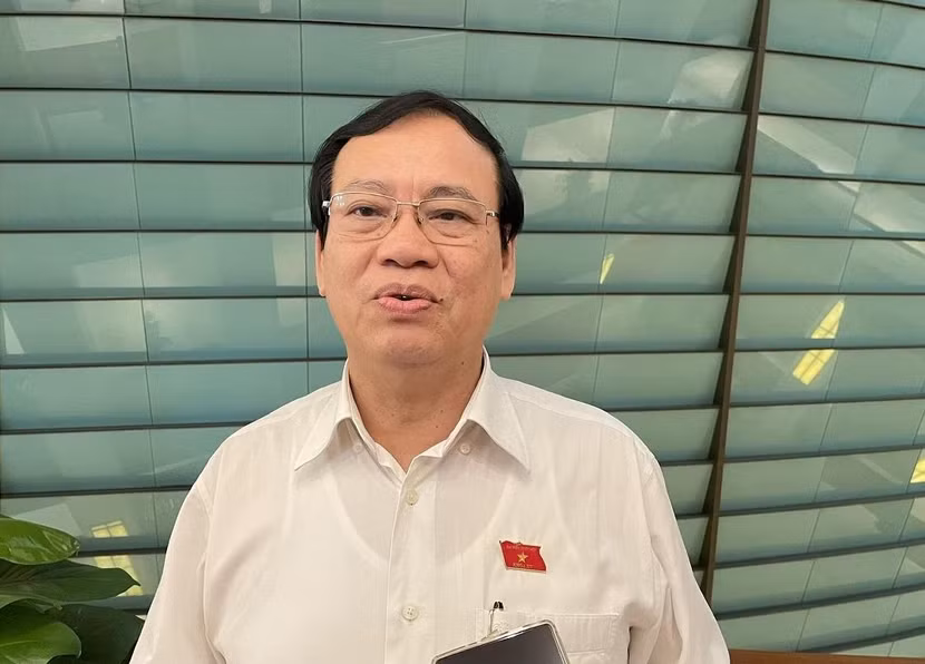 ĐBQH Vũ Trọng Kim trả lời báo chí bên hành lang Quốc hội