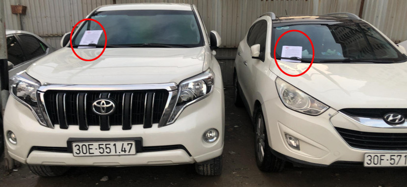 Thông báo di dời được dán trực tiếp trên các phương tiện của người dân Thông báo di dời được dán trực tiếp trên các phương tiện của người dân