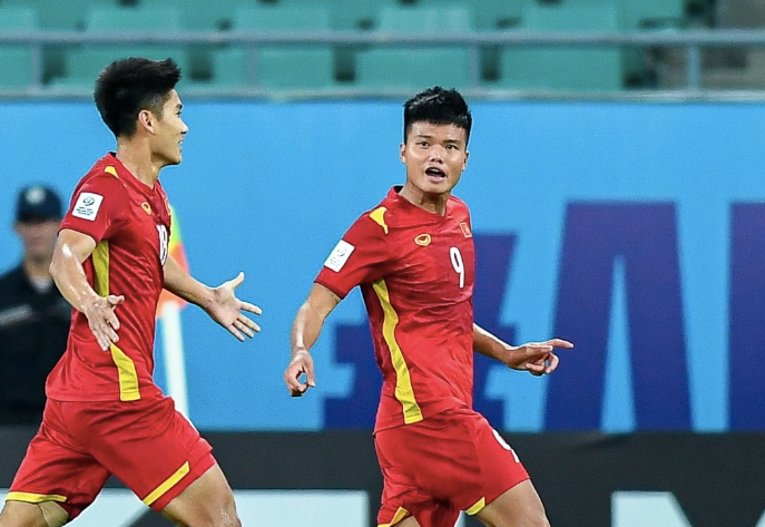 Văn Tùng (số 9) ăn mừng bàn nâng tỉ số lên 2-1 cho U23 Việt Nam