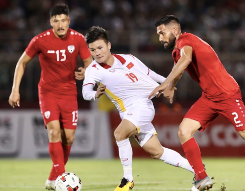 Quang Hải chơi năng nổ trong ngày trở lại đội tuyển (Ảnh: Zing)