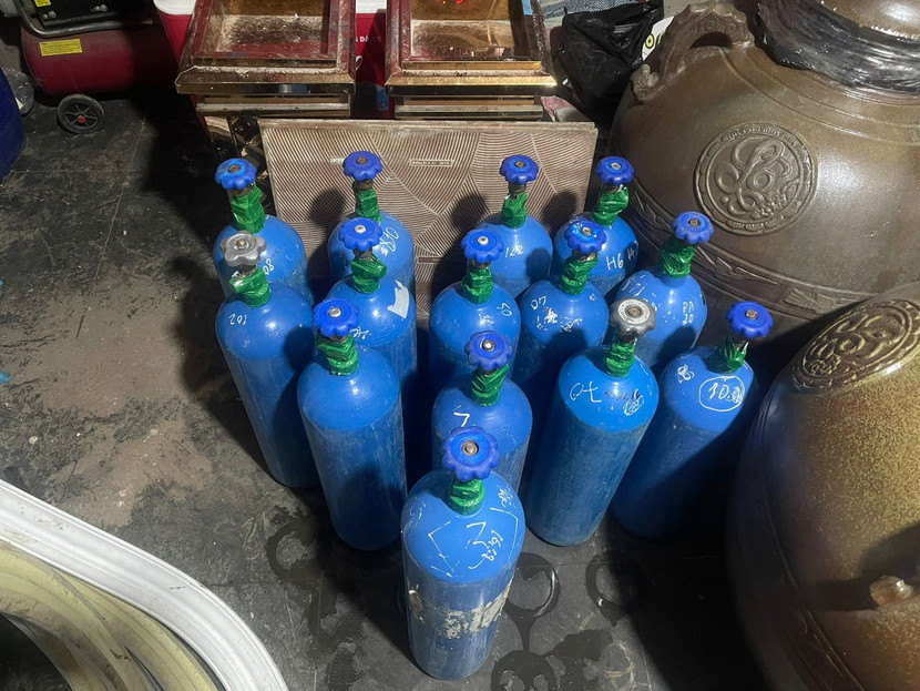 14 bình "hí cười" bị thu giữ tại quán bar Kenz Club 14 bình "hí cười" bị thu giữ tại quán bar Kenz Club