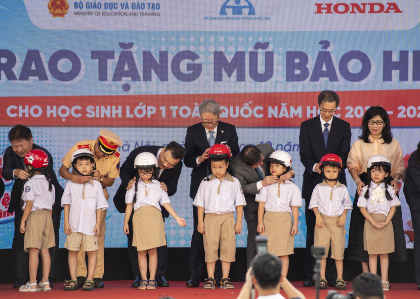 Các đại biểu trao tặng mũ bảo hiểm cho các em học sinh lớp 1 trường Tiểu học Vạn Bảo Các đại biểu trao tặng mũ bảo hiểm cho các em học sinh lớp 1 trường Tiểu học Vạn Bảo