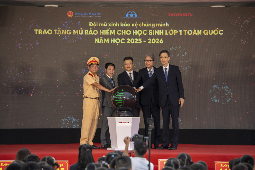 Các đại biểu cùng bấm nút phát động chương trình "Trao tặng mũ bảo hiểm cho học sinh lớp Một toàn quốc năm học 2025 - 2026" Các đại biểu cùng bấm nút phát động chương trình "Trao tặng mũ bảo hiểm cho học sinh lớp Một toàn quốc năm học 2025 - 2026"