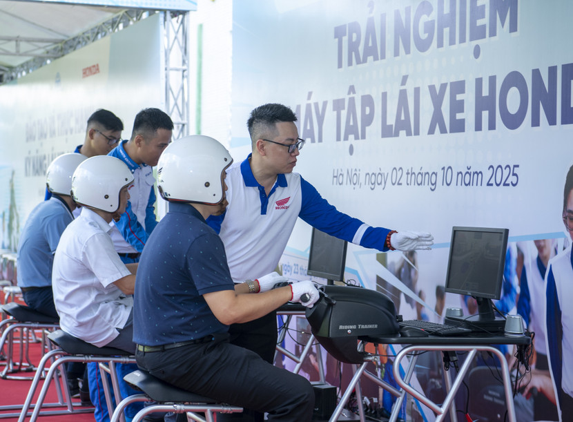 Phụ huynh học sinh trải nghiệm trên máy tập lái xe Honda Phụ huynh học sinh trải nghiệm trên máy tập lái xe Honda