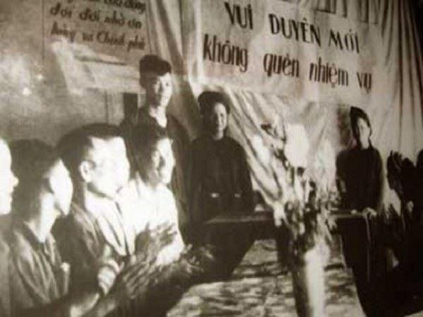 Đám cưới thời trước không thể thiếu câu khẩu hiệu “Vui duyên mới không quên nhiệm vụ”