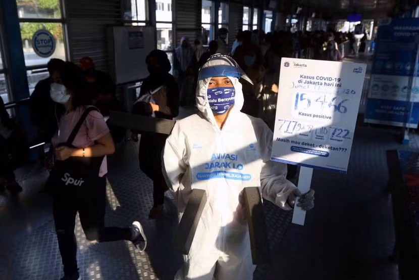 Nhân viên y tế tuyên truyền phòng chống dịch bệnh Covid-19 ở Thủ đô Jakarta, Indonesia Nhân viên y tế tuyên truyền phòng chống dịch bệnh Covid-19 ở Thủ đô Jakarta, Indonesia