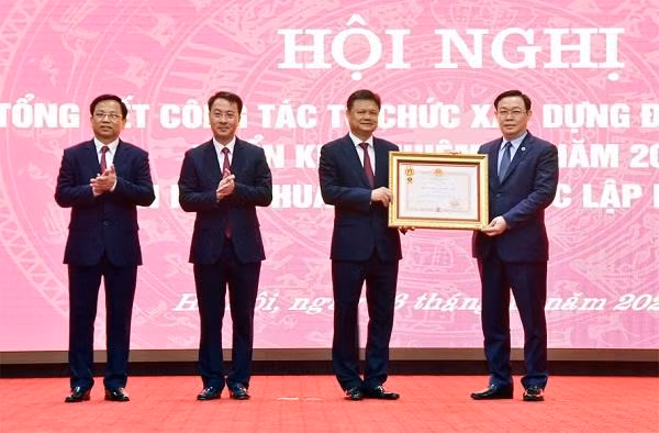 Bí thư Thành ủy Vương Đình Huệ trao Huân chương Độc lập hạng Nhì của Nhà nước cho Ban Tổ chức Thành ủy Hà Nội