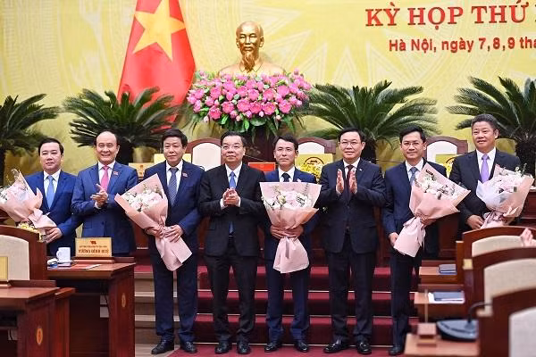 Lãnh đạo TP Hà Nội chúc mừng các tân Phó chủ tịch UBND TP được bầu tại kỳ họp thứ 18-HĐND TP