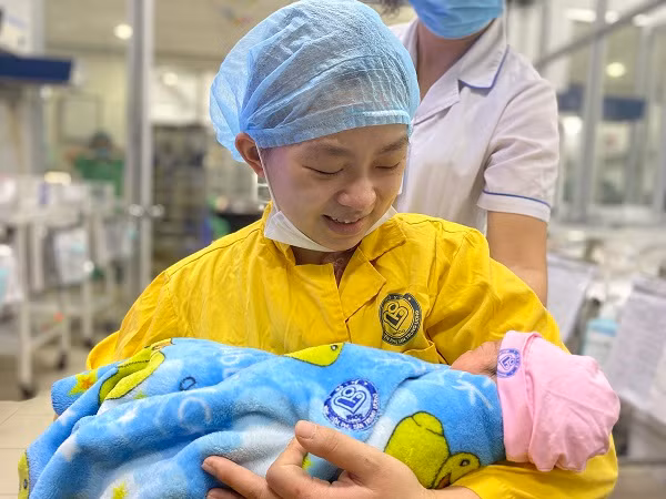 Giây phút vỡ òa khi hai mẹ con gặp mặt Giây phút vỡ òa khi hai mẹ con gặp mặt