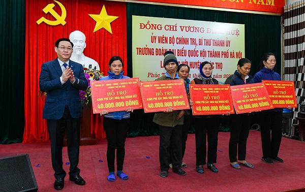 Bí thư Thành ủy tặng quà cho 5 hộ gia đình