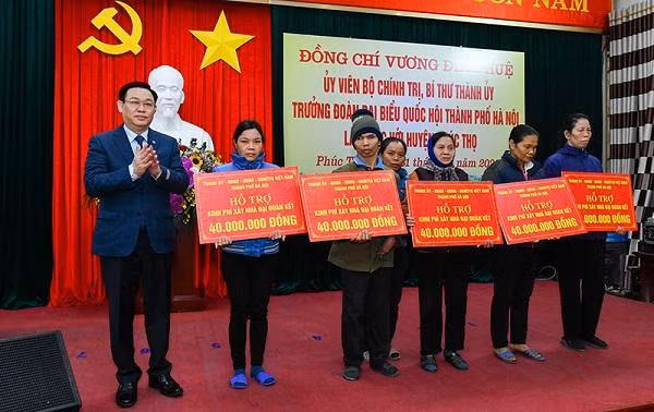 Bí thư Thành ủy tặng quà cho 5 hộ gia đình