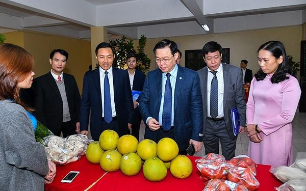 Bí thư Thành ủy Vương Đình Huệ thăm khu vực trưng bày các sản phẩm nông sản nổi bật của Phúc Thọ